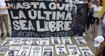 Familias exigen a Delcy Rodríguez liberar a presas políticas en protesta frente a cárcel