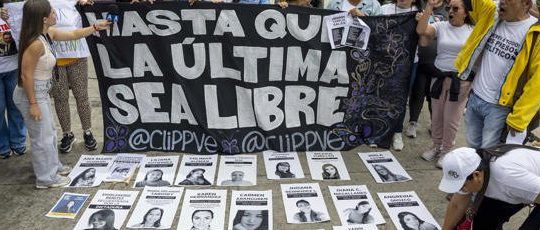 Familias exigen a Delcy Rodríguez liberar a presas políticas en protesta frente a cárcel