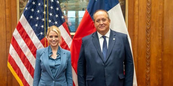Pam Bondi y Ángel Valencia