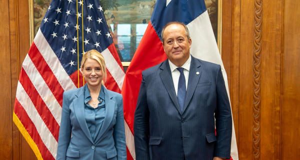 Pam Bondi y Ángel Valencia