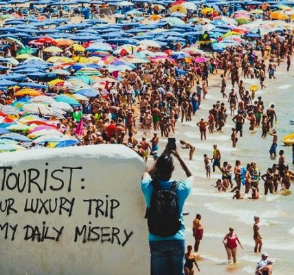 Francesco Lovaglio Tafuri - ‘Overtourism’; Abordando la sobrecarga turística global y sus alternativas - FOTO