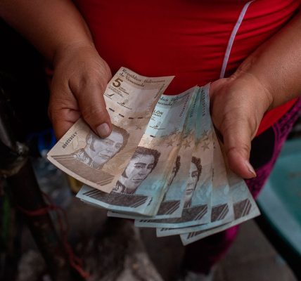 Gobierno de Maduro no explica medidas para frenar devaluación del bolívar