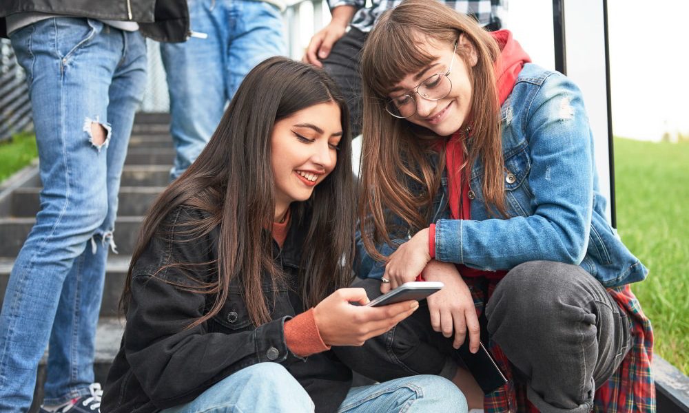 Guía: Cómo se detecta y elimina una apps espía en el celular de tus hijos