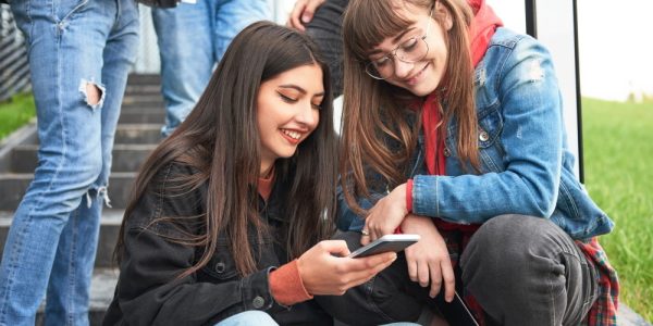 Guía: Cómo se detecta y elimina una apps espía en el celular de tus hijos