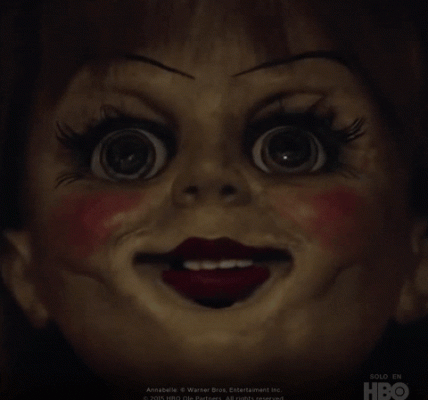 Muñeca terrorífica parpadeando del miedo luego de ver en dónde se encuentra su película dentro de la saga de 'El conjuro'.- Blog Hola Telcel