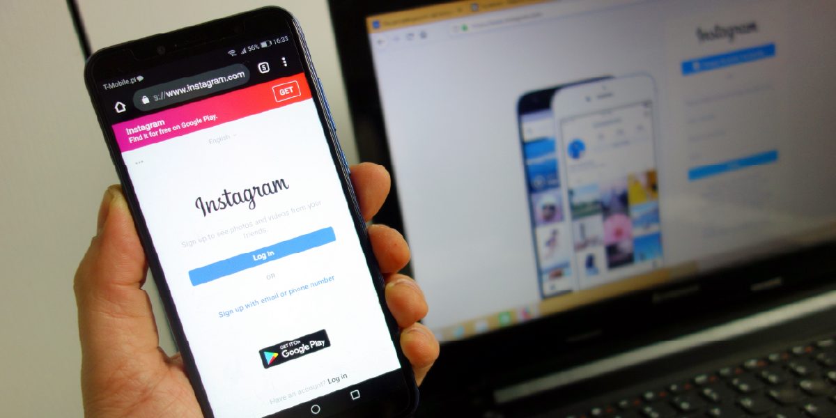 Celular ingresando a la aplicación Instagram