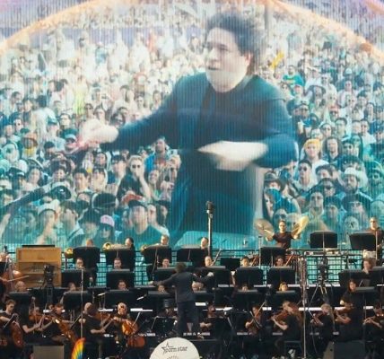 Gustavo Dudamel y la Sinfónica Simón Bolívar abrieron concierto de Coldplay