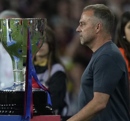 Hansi Flick renueva con el Barcelona hasta junio de 2027