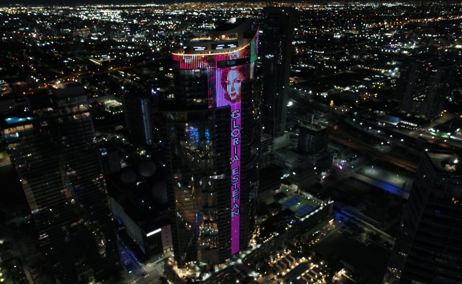 Iluminan rascacielos en Miami con imagen de Gloria Estefan