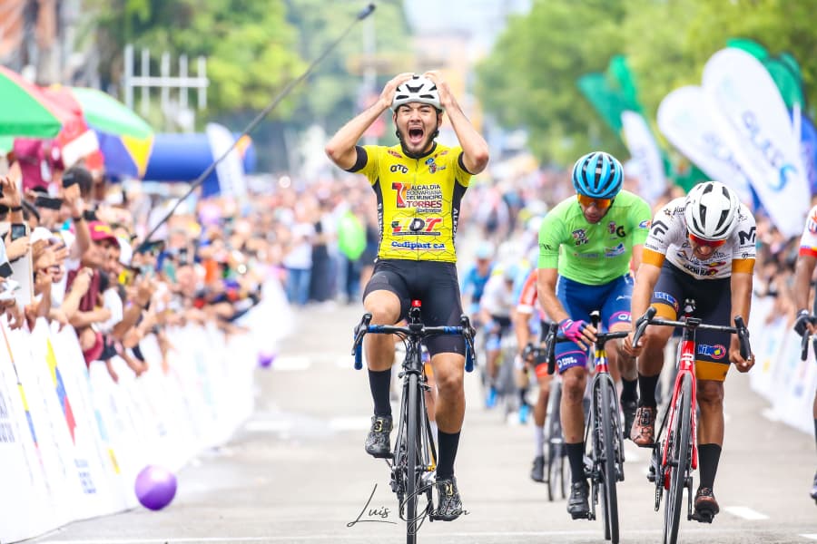 Jad Colmenares conquista la tercera etapa de la Vuelta al Táchira