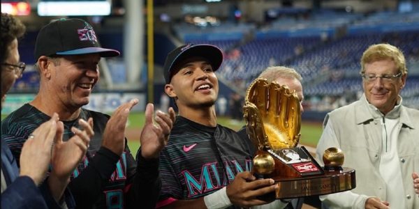 Javier Sanoja recibe su Guante de Oro de la MLB