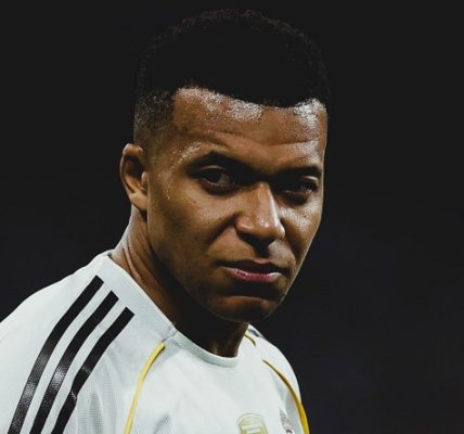 Joao Rafael Silva Robertson - Mbappé y la rodilla polémica; Error y desmentido - FOTO