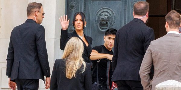 Kim Kardashian declara casi cinco horas por el atraco que sufrió en París