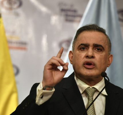La Fiscalía venezolana dice que suman 51 los detenidos por tramas de corrupción, y evita responder si existe un caso contra Tareck El Aissami
