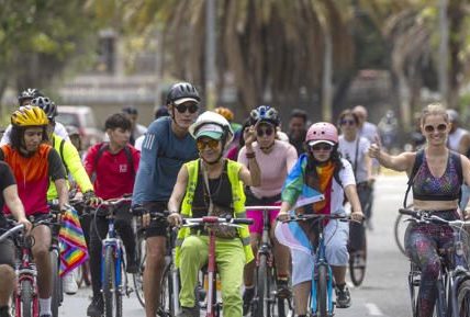 La UE recorre 12 kilómetros de Caracas en bicicleta para apoyar a la comunidad LGTBI