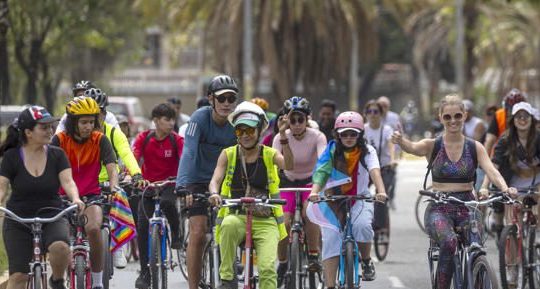 La UE recorre 12 kilómetros de Caracas en bicicleta para apoyar a la comunidad LGTBI