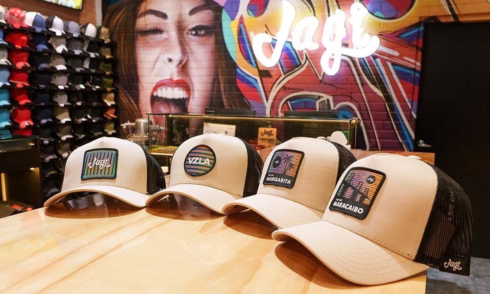 La gorra tomó la calle: un accesorio urbano que define la moda en Venezuela