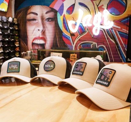 La gorra tomó la calle: un accesorio urbano que define la moda en Venezuela