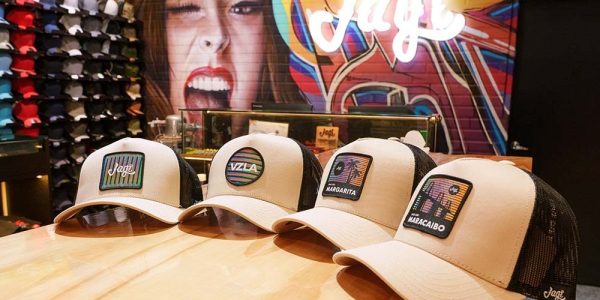 La gorra tomó la calle: un accesorio urbano que define la moda en Venezuela