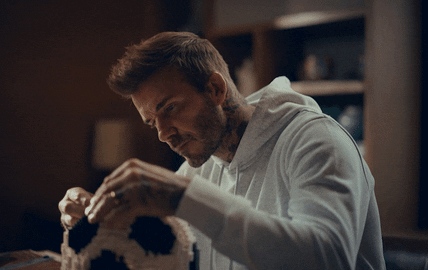 David Beckham feliz de poder mejorar sus equipos comprando sobres en la tienda de EA Sports FC 24.- Blog Hola Telcel