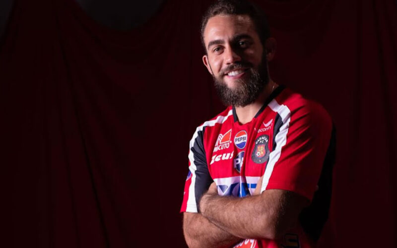 Larotonda defiende camiseta del Caracas FC dirigido por Aristeguieta