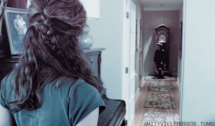 niño fantasma atravesando un pasillo mientras lo observa la protagonista de una de las películas de Insidious.- Blog Hola Telcel
