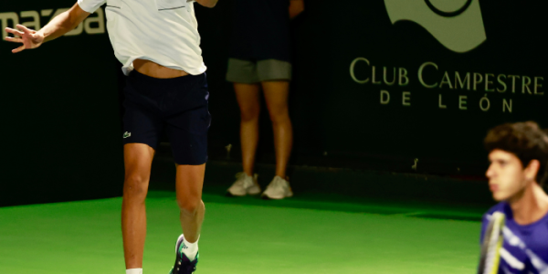 Rodrigo Pacheco compitiendo en dobles contra una de las mejores parejas del torneo.- Blog Hola Telcel