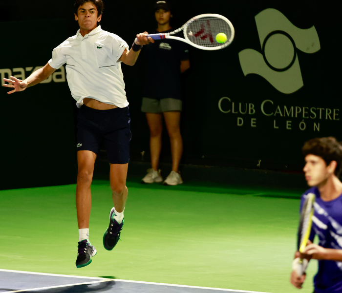 Rodrigo Pacheco compitiendo en dobles contra una de las mejores parejas del torneo.- Blog Hola Telcel