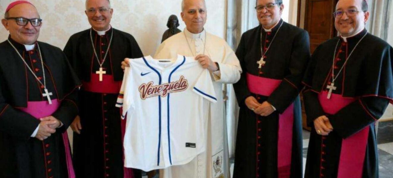 León XIV se suma al Team Béisbol Venezuela