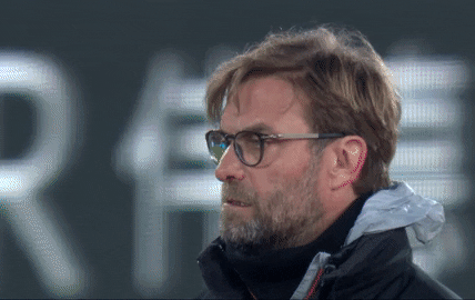 Entrenador de Liverpool viendo el partido sorprendido por la nueva medida que expulsa temporalmente a un jugador que obtuvo una tarjeta azul.- Blog Hola Telcel