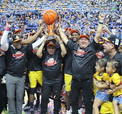 Los campeones de Gaiteros con Jagi Caps celebraron jornada de autógrafos