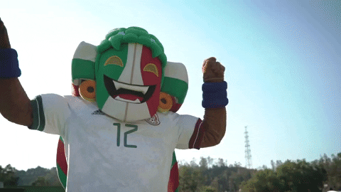 mascota de México celebrando de felicidad con los brazos levantados porque México tiene tres jugadores con muy buenas estadísticas.- Blog Hola Telcel