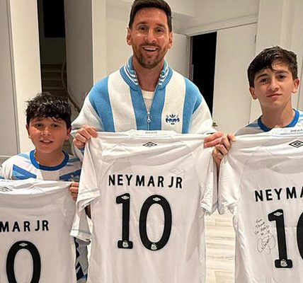 Messi posa al lado de sus hijos con la camisa de Neymar