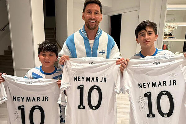 Messi posa al lado de sus hijos con la camisa de Neymar