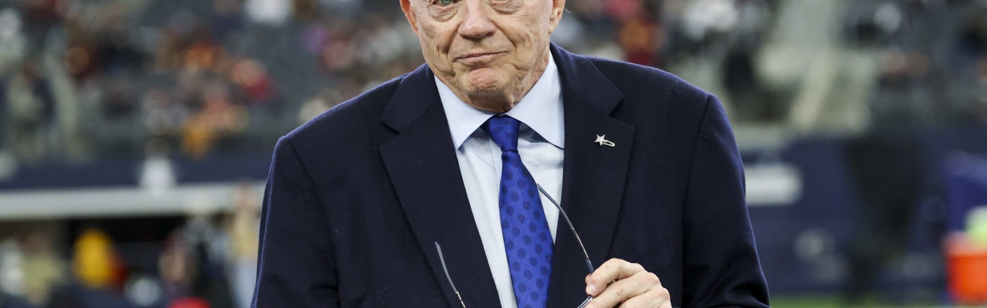 NFL multa a Jerry Jones por gesto obsceno