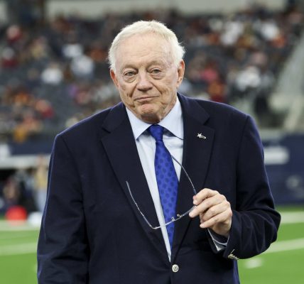 NFL multa a Jerry Jones por gesto obsceno