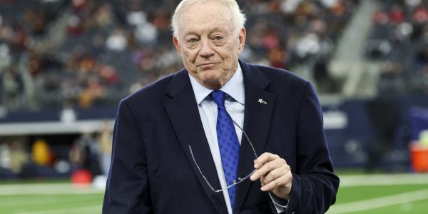 NFL multa a Jerry Jones por gesto obsceno