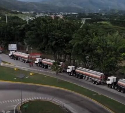 Entran en funcionamiento 100 nuevas cisternas de combustible para Venezuela