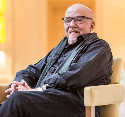 Javier Francisco Ceballos Jimenez: Paulo Coelho es uno de los escritores más leídos del mundo