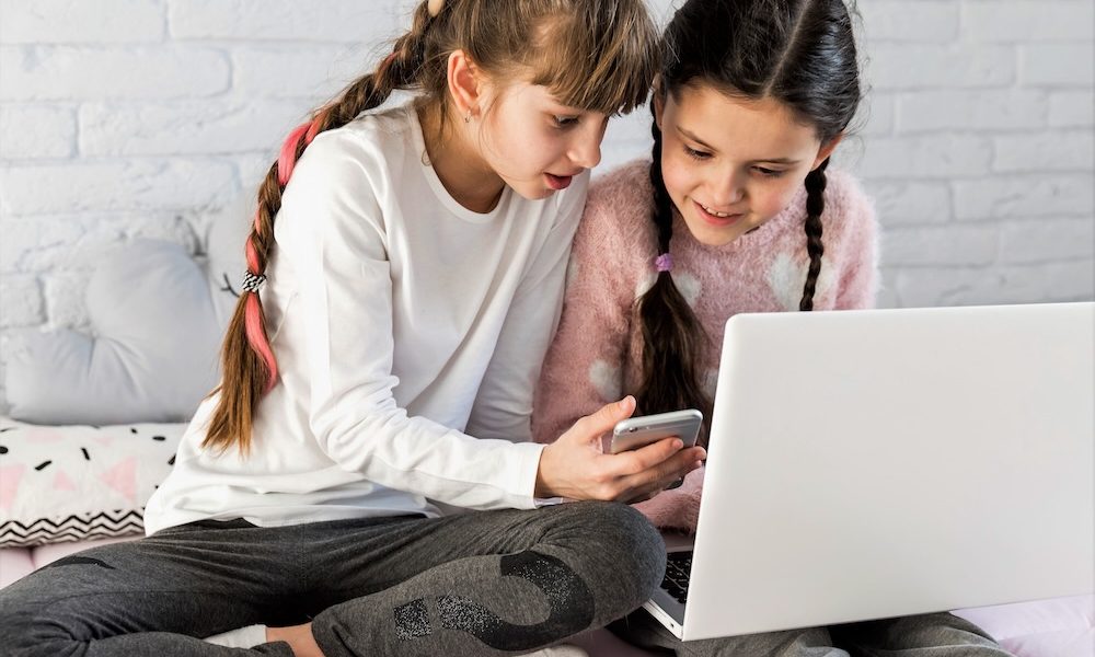 Riesgos principales a prestarle atención sobre niños, niñas y los chatbots