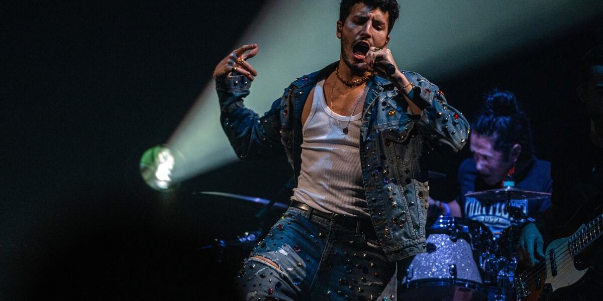 Sebastián Yatra anuncia su regreso a México con "Entre Tanta Gente"