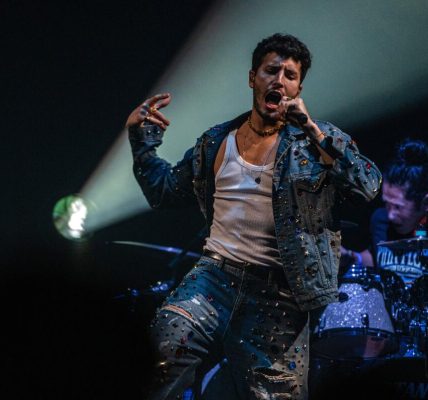 Sebastián Yatra anuncia su regreso a México con "Entre Tanta Gente"