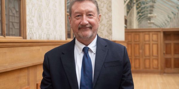 Steven Knight escribirá el guion de la nueva película de James Bond
