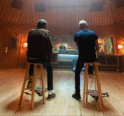 Sting y Juan Luis Guerra lanzan nueva versión de "Estrellitas y duendes"