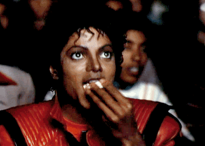 Escena final de 'Thriller' éxito musical de Michael Jackson, donde come palomitas de maíz en el cine.- Blog Hola Telcel.