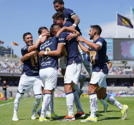 jugadores de Pumas celebrando uno de sus goles en casa.- Blog Hola Telcel