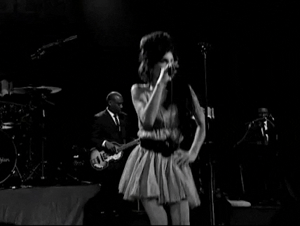 Amy Winehouse bailando feliz en una de sus giras antes del 2007.- Blog Hola Telcel