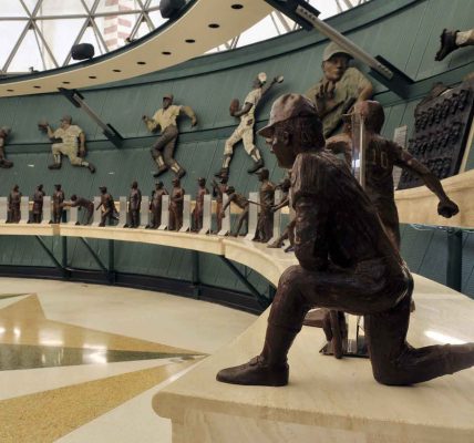 Tres leyendas se unen al Salón de la Fama del béisbol venezolano