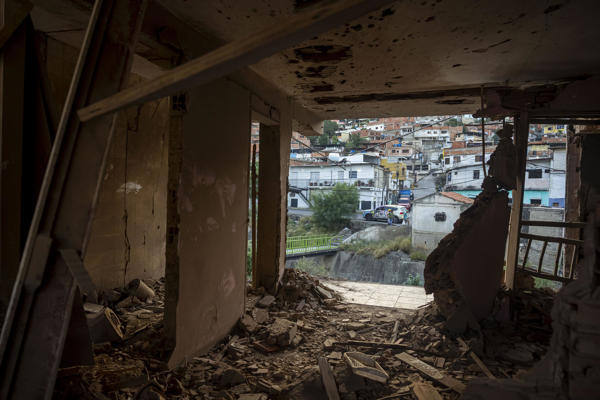 edificio de La Guaira afectado por el ataque militar de EEUU