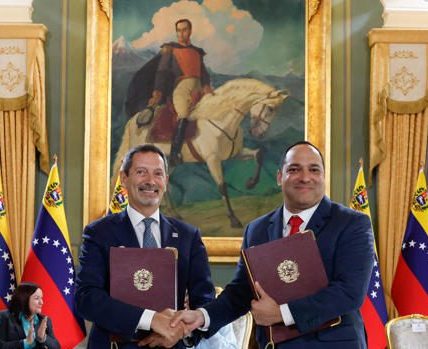 Venezuela y la tecnológica SLB firman un acuerdo preliminar de explotación de crudo y gas